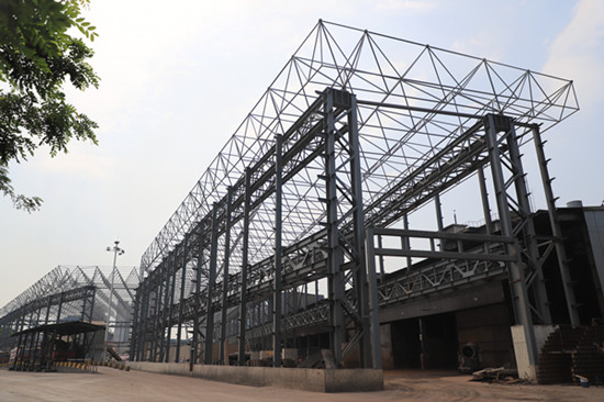 陜煤建設(shè)漢中分公司承建的漢鋼公司2#料場(chǎng)網(wǎng)架吊裝順利完成