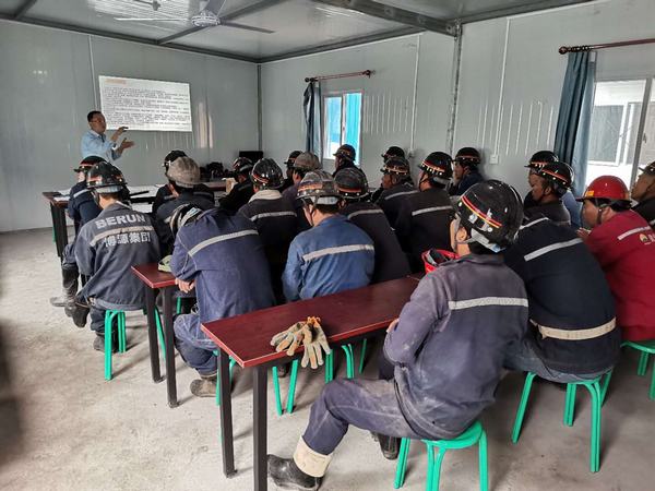 陜煤建設(shè)礦建二公司:把習(xí)近平總書(shū)記關(guān)于安全生產(chǎn)重要論述帶到班組去