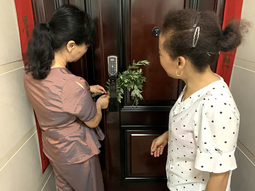 陜煤建設公司：龍灣水境小區(qū)物業(yè)開展“送艾草、迎端午”活動