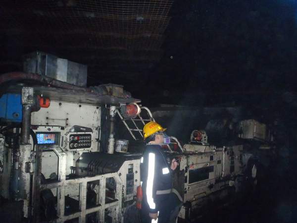 陜煤建設(shè)掘進(jìn)公司：14部系統(tǒng)！8000米運(yùn)距！鐵軍再次攻堅(jiān)克難