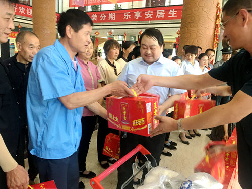 陜煤建設(shè)大秦公司：讓小區(qū)保安和工勤人員“清涼一夏”