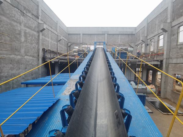 陜煤建設礦建二公司承建車村煤礦一號井主斜井膠帶輸送機成功試運轉(zhuǎn)