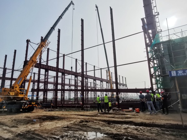 陜煤建設(shè)渭南分公司南京金龍項(xiàng)目首個(gè)高危大工程吊裝工作順利開(kāi)始