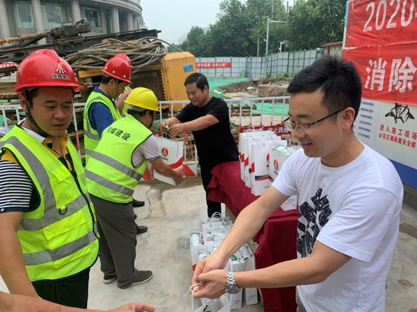 智慧泊車(chē)公司：夏日送清涼，關(guān)愛(ài)系深情