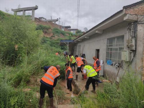 青年突擊勇?lián)?dāng)，助民防洪顯形象