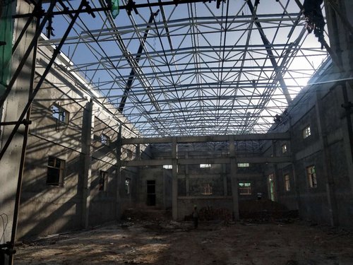 大佛寺煤礦木盤川風(fēng)井黃泥灌漿站鋼結(jié)構(gòu)網(wǎng)架吊裝順利完成