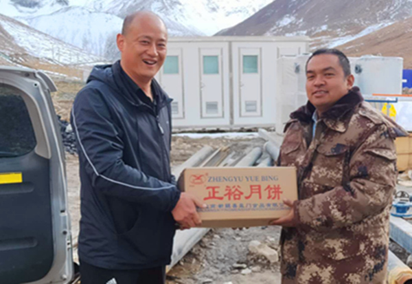 陜煤建設(shè)礦建三公司“雙節(jié)”來(lái)臨之際慰問(wèn)一線(xiàn)職工