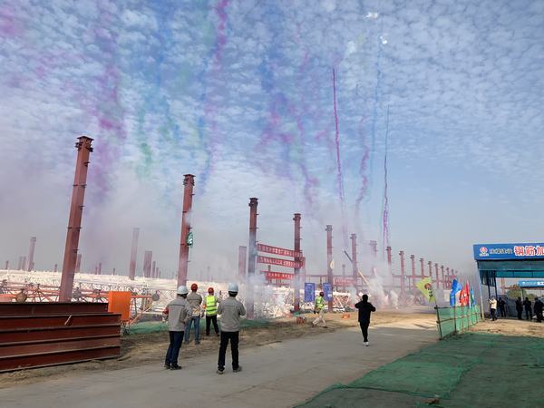 陜煤建設(shè)渭南分公司南京金龍建設(shè)項(xiàng)目車身沖焊聯(lián)合廠房焊接球網(wǎng)架順利頂升