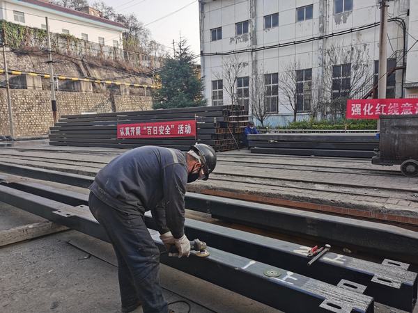 陜煤建設(shè)礦建二公司安裝項(xiàng)目部:玉華煤礦副井罐道更換工作順利推進(jìn)