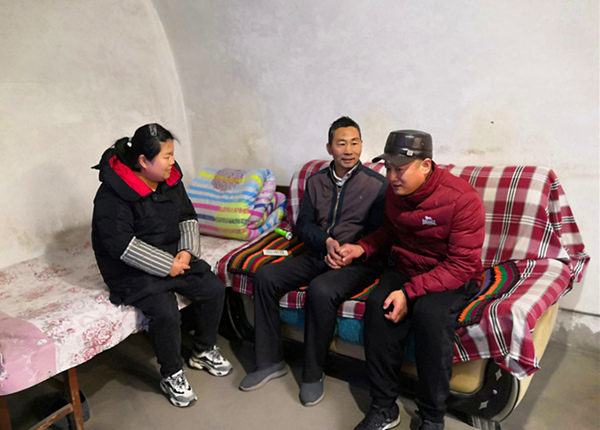 陜煤建設(shè)礦建三公司領(lǐng)導(dǎo)春節(jié)前走訪(fǎng)慰問(wèn)困難職工