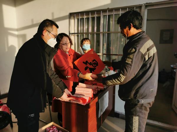 陜煤建設(shè)洗選煤運營公司澄合山陽運營項目部:迎新年 贈春聯(lián) 送祝福 暖人心