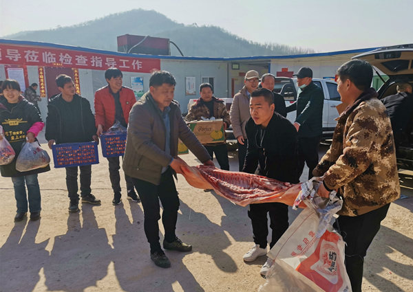 陜煤建設(shè)礦建三公司大年初一送“福”到工地!