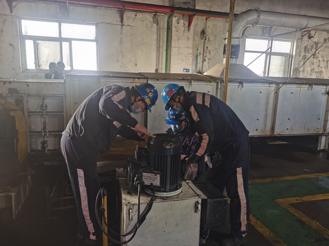 【春節(jié)一線報(bào)道】陜煤建設(shè)洗選煤運(yùn)營公司紅柳林洗煤廠項(xiàng)目部：  堅(jiān)守崗位過除夕，送上“平安福”