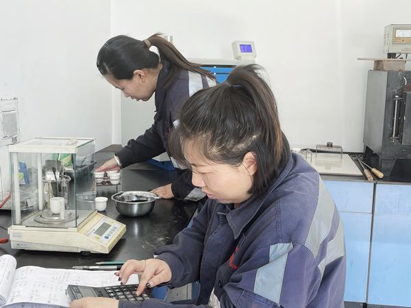 紅粉不嫌靛衣染，精測細(xì)析黑金成