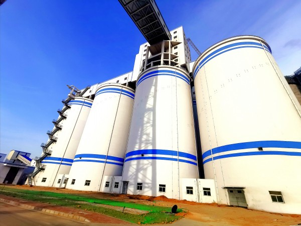 同舟共濟(jì)揚(yáng)帆起，乘風(fēng)破浪萬(wàn)里航