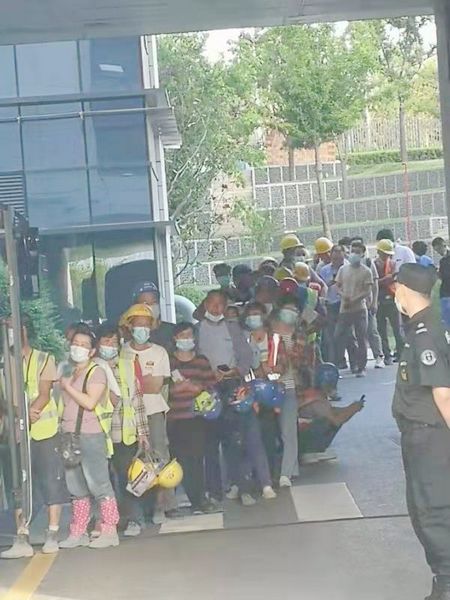 陜煤建設(shè)天工公司“移動(dòng)接種車(chē)”進(jìn)工地300名工人 “一站式”接種疫苗