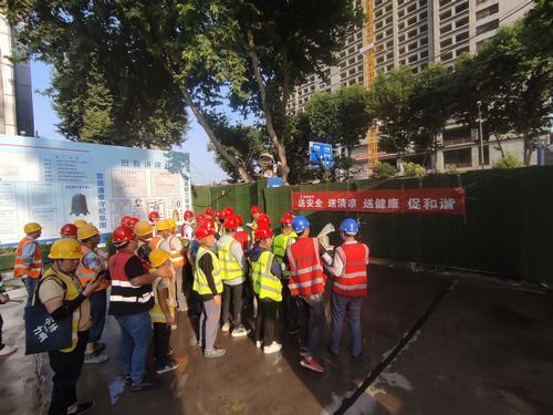 陜煤建設(shè)銅煤第二項(xiàng)目部開(kāi)展為一線工人“送安全、送清涼、送健康、促和諧”活動(dòng)