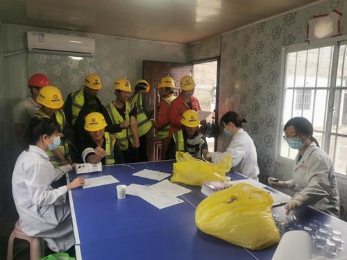 陜煤建設(shè)銅煤公司第八項(xiàng)目部組織一線工人進(jìn)行健康體檢