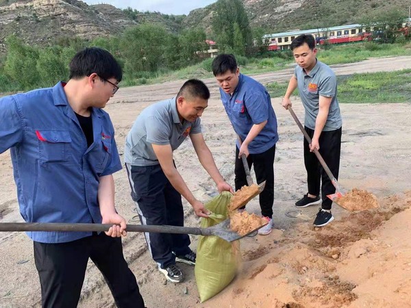 陜煤建設(shè)韓城分公司安裝三項(xiàng)目部青年突擊隊(duì)助力“雨季三防”