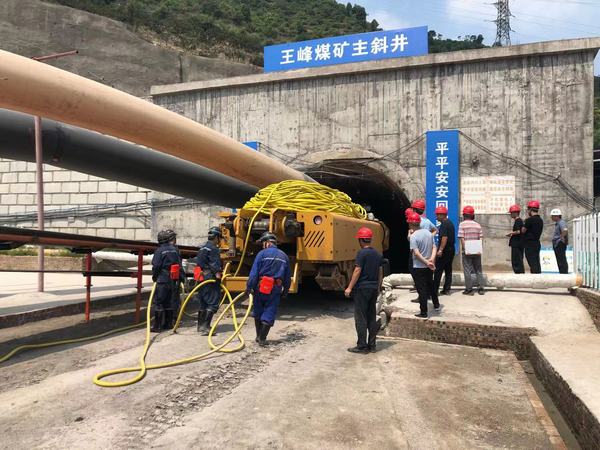 陜煤建設(shè)礦建二公司第二項目部綜掘機順利入井