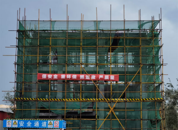 陜煤建設(shè)漢中分公司承建的龍鋼公司燒結(jié)機(jī)頭電除塵灰資源化利用項(xiàng)目辦公樓主體結(jié)構(gòu)順利封頂