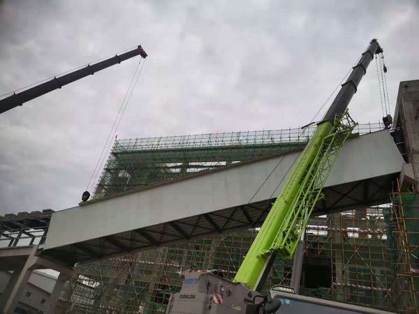 陜煤建設(shè)天工公司土建十二部施工的儲煤場4榀棧橋一次性吊裝成功