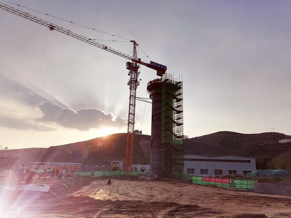 陜煤建設(shè)天工公司安裝三部原煤儲(chǔ)煤場(chǎng)落煤筒滑模施工順利完成