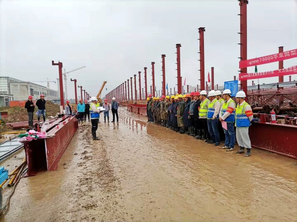 陜煤建設(shè)渭南分公司承建的南京金龍純電動商用車建設(shè)項目總裝車間7萬平米超危大網(wǎng)架工程順利頂升