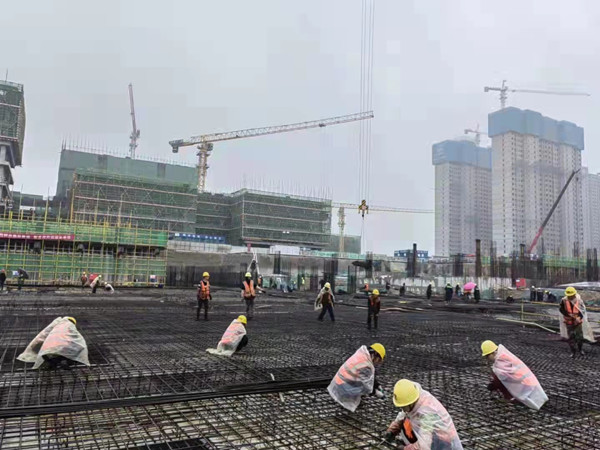 披星斬月?lián)尮て?堅守一線抓進(jìn)度