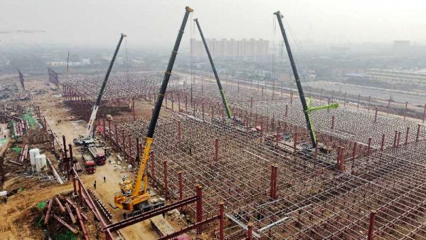 陜煤建設渭南分公司南京金龍電動商用車建設項目總裝車間五、六區(qū)網(wǎng)架頂升工程順利吊裝完成