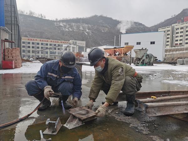 陜煤建設(shè)礦建二公司安裝項(xiàng)目部:風(fēng)雪難掩熱情 全力保障生產(chǎn)