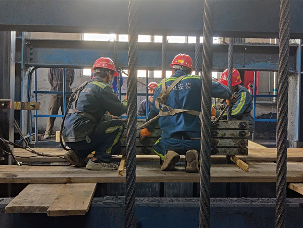 陜煤建設(shè)機(jī)電安裝公司西卓項(xiàng)目部:主立井提升箕斗竄繩順利完工