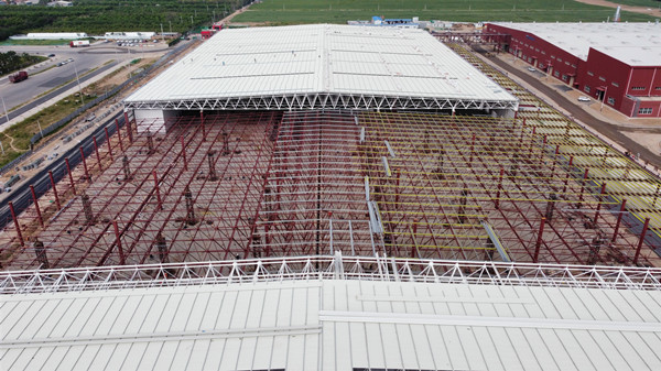 陜煤建設(shè)渭南分公司:南京金龍電動(dòng)車項(xiàng)目網(wǎng)架頂升圓滿收官