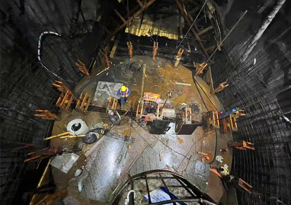 陜煤建設(shè)礦建三公司天山勝利隧道1-1通風(fēng)豎井井壁滑模順利通過驗(yàn)收