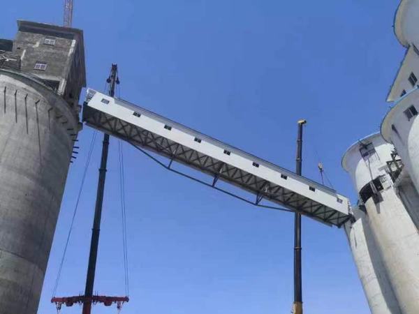 陜煤建設(shè)銅煤公司：第二十一項(xiàng)目部檸條塔礦井選煤廠技改項(xiàng)目二標(biāo)段汽車裝車倉(cāng)至新增汽車裝車倉(cāng)洗中塊帶式輸送機(jī)棧橋工程順利吊裝完成