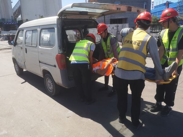 陜煤建設(shè)銅煤公司:基層項(xiàng)目部突發(fā)事件應(yīng)急演練活動(dòng)正在進(jìn)行時(shí)