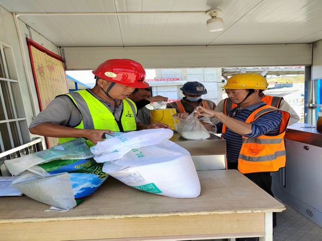 陜煤建設(shè)銅煤公司:基層項(xiàng)目部多措并舉 抗高溫保生產(chǎn)