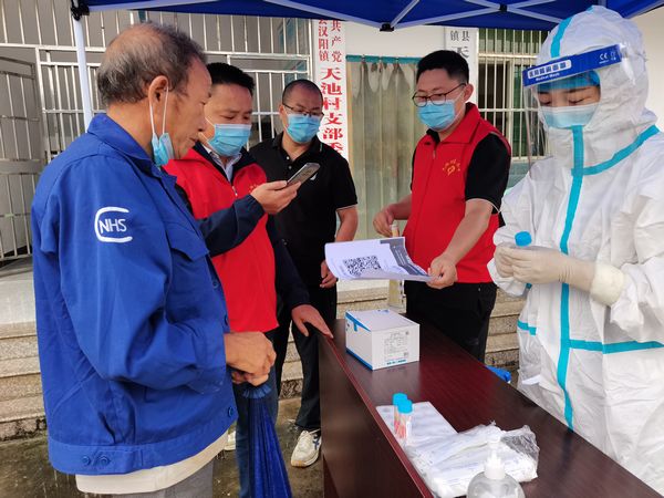 陜煤建設(shè)天工公司駐村工作隊(duì)助力核酸采樣 筑牢基層疫情防控“堡壘”