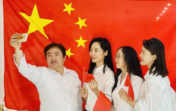 陜煤建設項目開發(fā)公司：“與國旗合影，身披榮光 ”