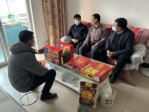 陜煤建設領導走訪慰問困難職工