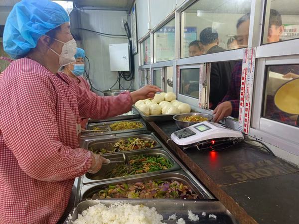 陜煤建設(shè)礦建二公司王峰項目部:加強食堂管理 可口飯菜熱騰騰