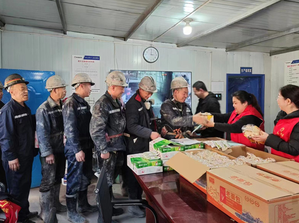 陜煤建設(shè)礦建三公司:當“三八節(jié)”遇上“雷鋒日”,綻放最美志愿紅