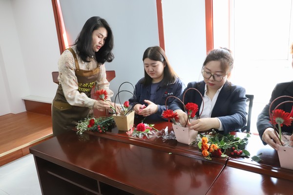 陜煤建設(shè)洗選煤運(yùn)營(yíng)公司開展“赴春天之約 綻巾幗芳華”插花活動(dòng)