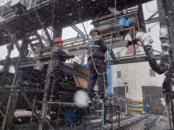 陜煤建設(shè)洗選煤運(yùn)營公司檸條塔運(yùn)營項(xiàng)目部：“斷崖式”降溫，工人“白頭”力保生產(chǎn)