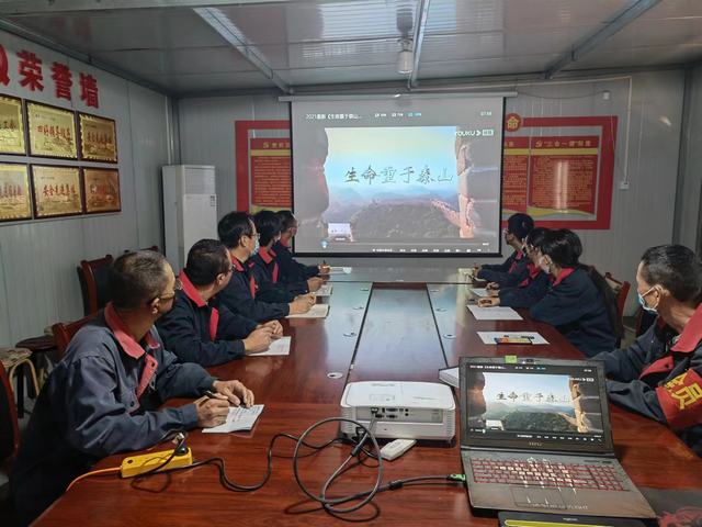 陜煤建設(shè)韓城分公司土建五項(xiàng)目部:黨員進(jìn)工地 安全生產(chǎn)添活力