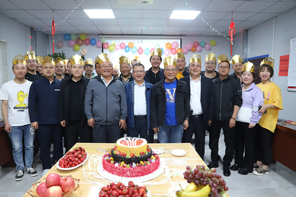 這場(chǎng)集體生日會(huì),氛圍感滿(mǎn)滿(mǎn)!