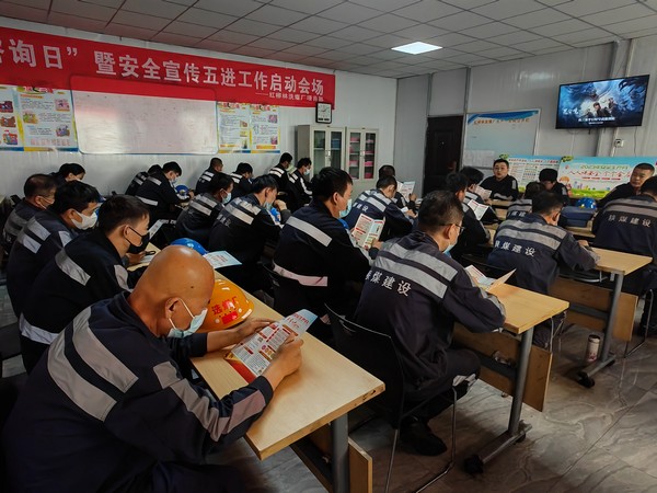 陜煤建設(shè)洗選煤運(yùn)營(yíng)公司紅柳林洗煤廠項(xiàng)目部 ：開(kāi)展“安全宣傳咨詢(xún)?nèi)铡濒摺拔暹M(jìn)”活動(dòng)