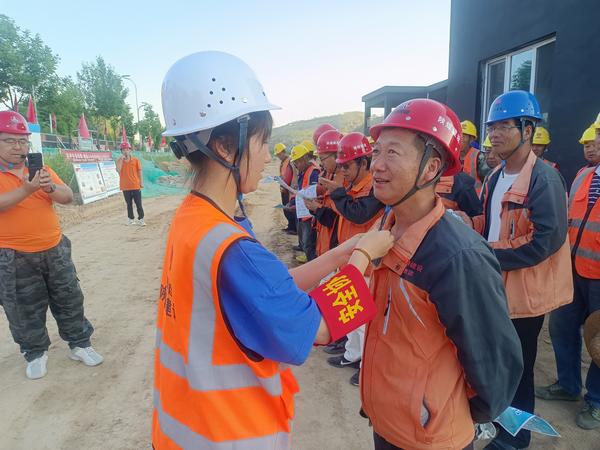 陜煤建設(shè)路橋分公司積極開(kāi)展“6.16安全宣傳咨詢(xún)?nèi)铡被顒?dòng)