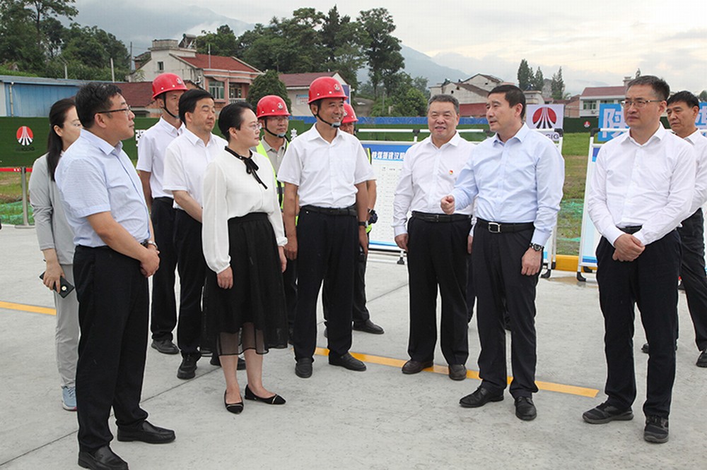 陜煤集團黨委書記、董事長張文琪視察建設集團承建的漢陰縣實驗中學項目