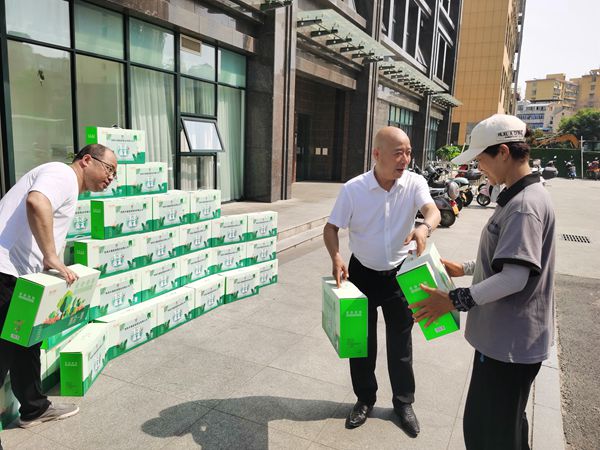 陜煤建設大秦置業(yè)公司:防暑降溫送清涼 情系一線保平安